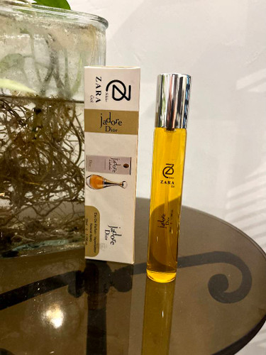 رایحه Dior J’adore زنانه لوکس، زنانه و گلی-میوهایه؛ حس تمیز، طلایی و شیک میده. نتهای اصلی: - شروع: ترنج، گلابی، خربزه، هلو - میانی: یاس، رز، ارکیده، مگنولیا - پایه: مشک، وانیل، سدر در کل: شیرینِ ملایم، سفیدگلی و کمی میوهای؛ مناسب استایل شیک و استفاده